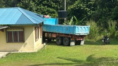 疑为闪避摩托  罗里失控撞空屋司机受伤