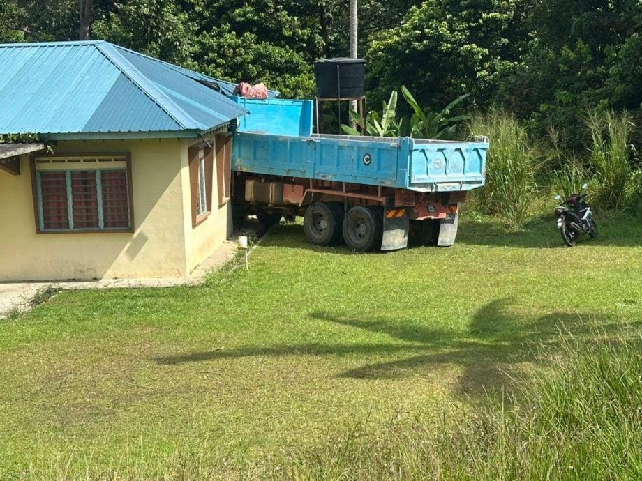 (已签发)柔:罗里疑为闪避摩托车 失控冲向空屋酿1人伤