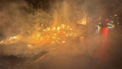 载纸皮罗里突起火 救火过程意外引燃草地