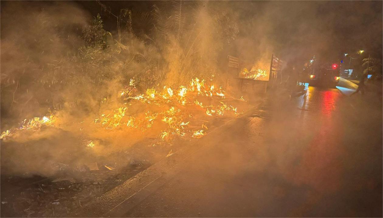 （已签发）柔：载纸皮罗里突起火  草地也遭殃