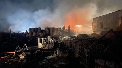 马西公主城工业区火患持续   油桶堆积阻灭火进度
