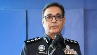 骑士转入路口被汽车撞倒 送院抢救仍伤重身亡