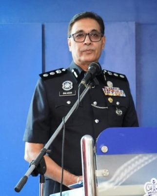 (已签发)柔:骑士转入路口被汽车撞倒 送院抢救仍伤重身亡