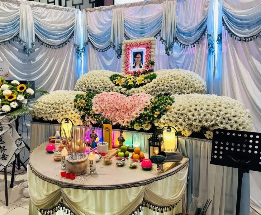 (已签发)毙命家中女副校长 遗体火化今日出殡