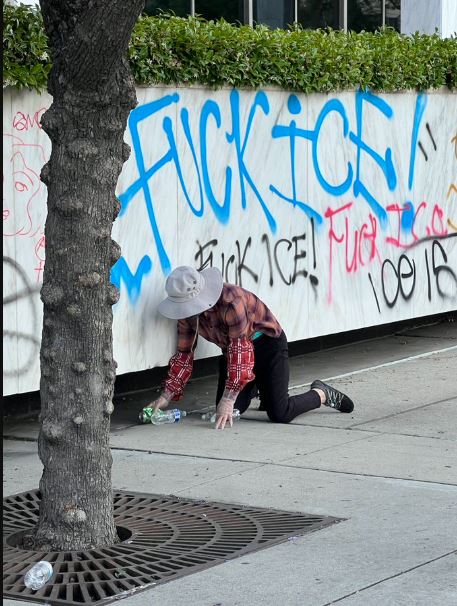 (已签发)洛杉矶暴乱街头现“捡瓶阿嫲” 骚乱中最淡定之人