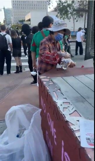 (已签发)洛杉矶暴乱街头现“捡瓶阿嫲” 骚乱中最淡定之人