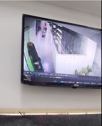 (已签发)闭路电视拍下男子撬门行迹 安邦新镇组屋现入室盗窃匪