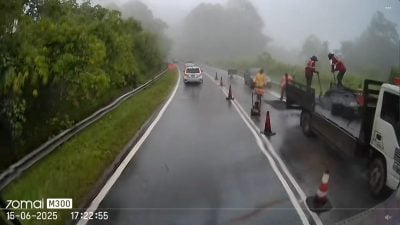 【视频】UPSI车祸| 车祸后工人忙修路 网民：下雨天也不停工