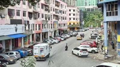 焦点社区：加影综合巴士站 | 恶习难改 无视横幅警告 外劳城处处垃圾 臭