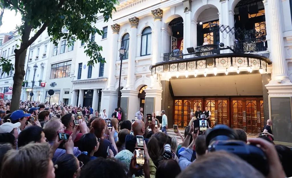 (明8am)丽采查格勒演舞台剧惹议 观众露天苦候中暑入院