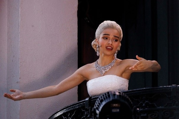 (明8am)丽采查格勒演舞台剧惹议 观众露天苦候中暑入院