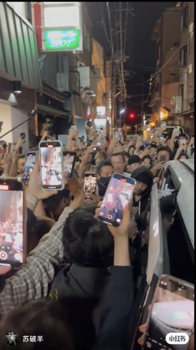 （明天8am）周杰伦京都遭围堵画面曝光！ 好友惨摔2处骨折