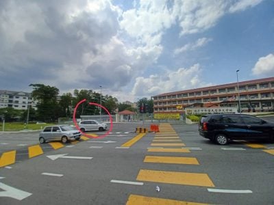 抄捷径拐闯校门前车道 车闪路墩 学生心跳一百