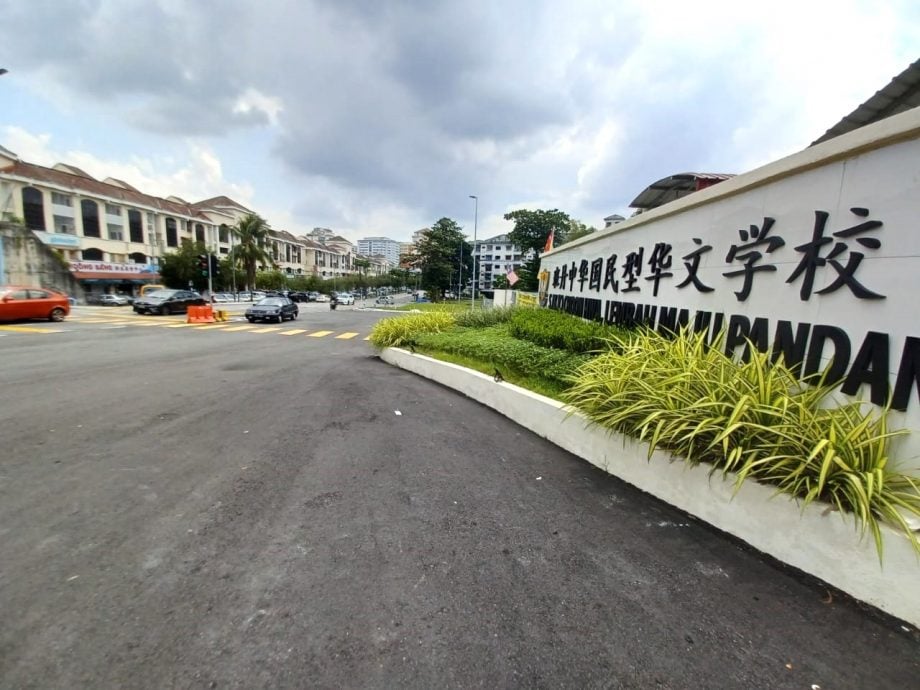 （第二版主文）大都会/为闪路墩，驾驶人士在中华华小大门前拐进拐出