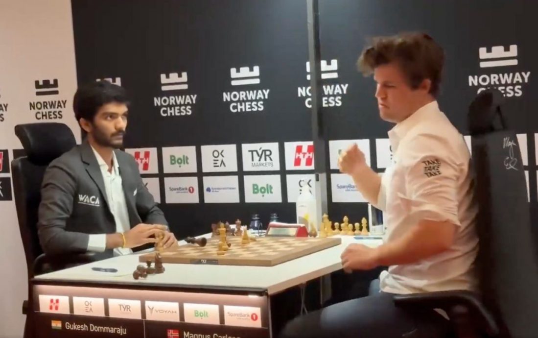 （视频） 19岁印度棋王掀翻世界第一 卡尔森怒锤棋桌震惊全场