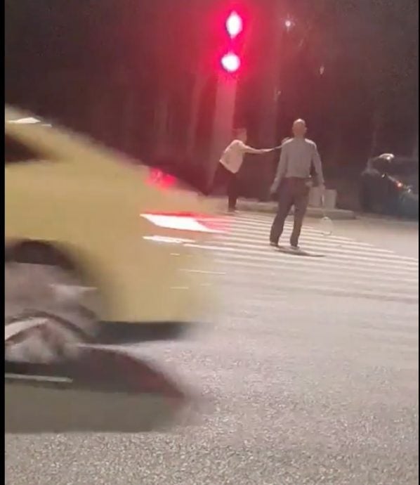 (视频) 斑马线不能这样用 长者夜间马路上打羽球