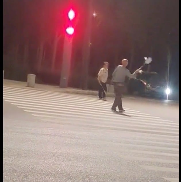 (视频) 斑马线不能这样用 长者夜间马路上打羽球