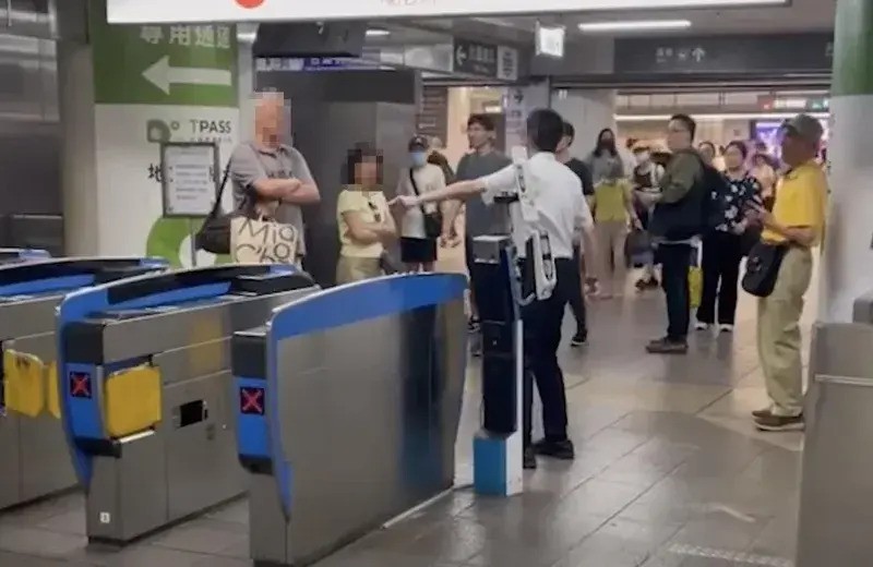 (视频)旅客找不到刷卡处竟被骂“瞎”! 台铁站务员失控爆粗惹众怒