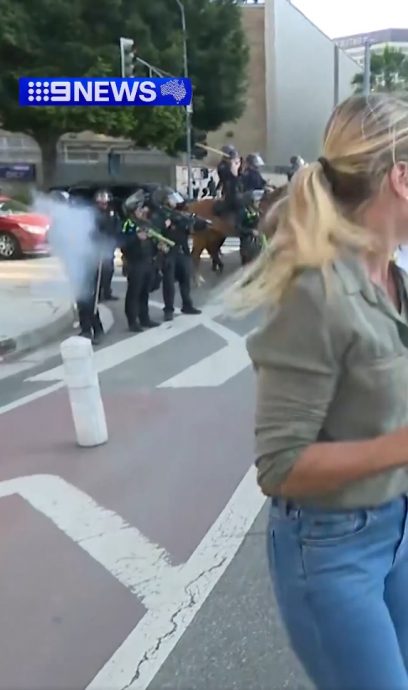 (视频)澳洲电视记者直播中遭发射橡皮子弹 新华社记者中催泪弹