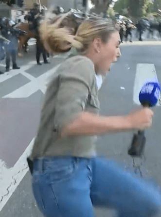 (视频)澳洲电视记者直播中遭发射橡皮子弹 新华社记者中催泪弹