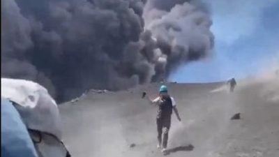 视频| 火山喷发游客玩命狂拍 意大利导游悚忆“它一瞬间就来”