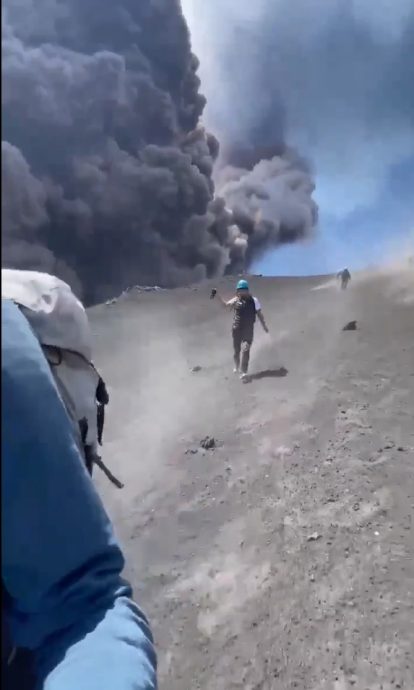 (视频)火山喷发游客玩命狂拍 意大利导游悚忆“它一瞬间就来”