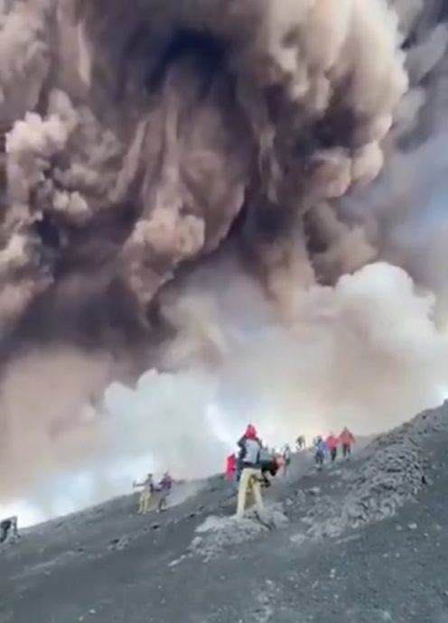 (视频)火山喷发游客玩命狂拍 意大利导游悚忆“它一瞬间就来”
