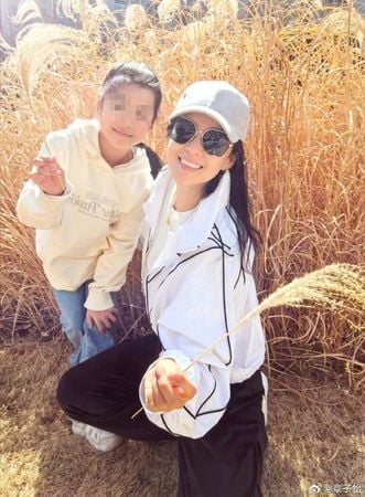 章子怡9岁爱女首曝光 高颜值基因引热议