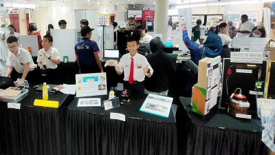 Primary school boy invents affordable and practical dual-powered fan with only RM20
