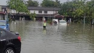 水灾就来淹没屋子 老妇受困求助获民众救出