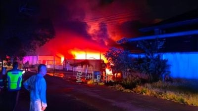 自燃或蓄意纵火？ 凌晨大火烧毁两屋3摩托4汽车