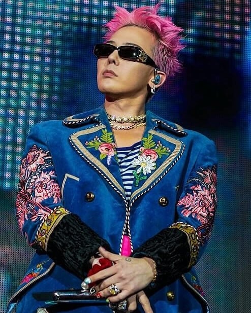 GD时隔1个月辟谣恋情 与Sana真实关系曝光