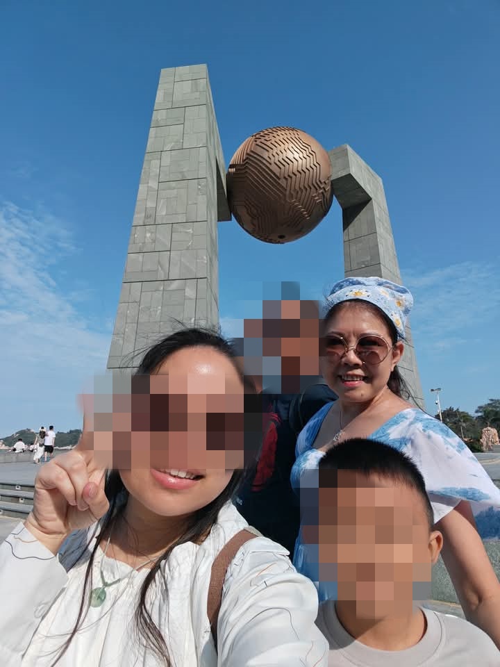 吉中李氏宗祠副会长李乙忠令妻 何淑贞偕家人中国旅游哮喘病逝