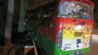 从云顶下山时失控 载25人巴士撞山壁3人伤