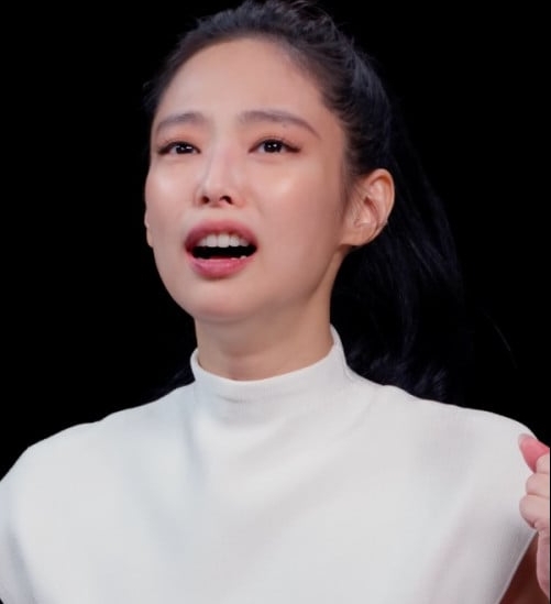 Jennie被辣哭 贡献出圈表情包