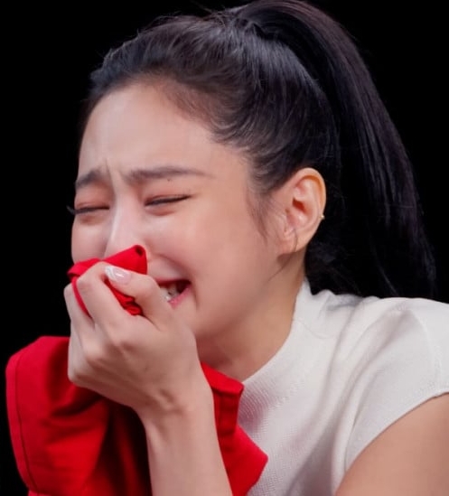 Jennie被辣哭 贡献出圈表情包