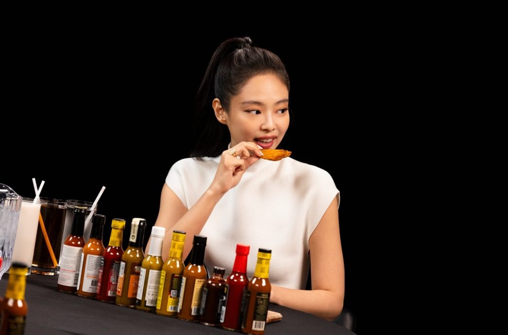 Jennie被辣哭 贡献出圈表情包