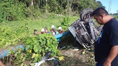 货卡侧翻路旁  ​2男先后送医