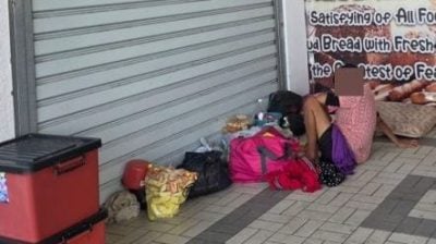 妇女露宿超市旁 杨薇讳促福利局安顿