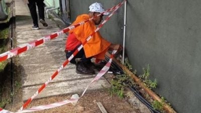 与家人经过建筑物工地没察觉 . 小孩失足跌进沟渠