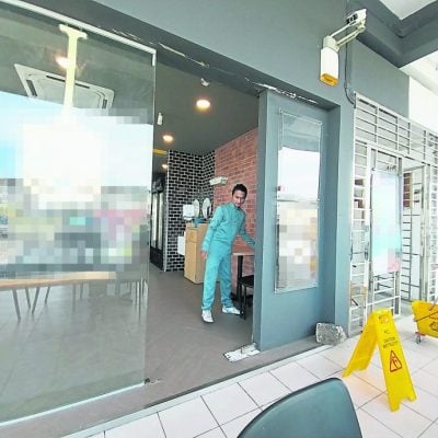 石头砸玻璃门盗窃 . 飞石砸车同伙人所为？