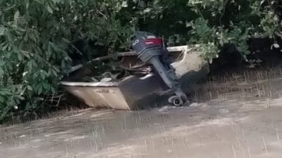 渔船失控撞河岸沼泽地  七旬翁疑坠河失踪