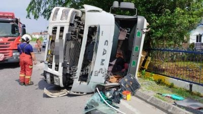 重型罗里失控侧翻 压倒警察宿舍篱笆