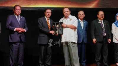 伦迪：不会主动求变 砂农民坐等政府援助