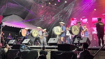 沙贝弹奏吟唱部族古调  武士战鼓震撼人心