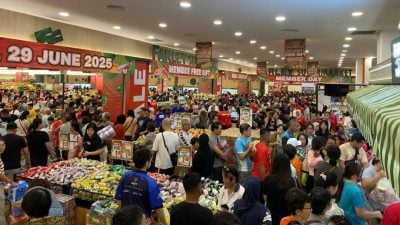 古晋华利超市会员日开跑 . 3天限时促销吸引人潮抢购