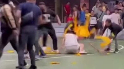 一男观众遭多人用椅子攻击  篮球赛爆肢体冲突（附视频）