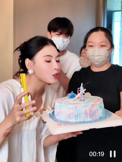 Lucas送生日惊喜“出事” 张柏芝意外被甜到