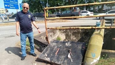 巴生加埔路2英里长期沟塞 塑托盘竟是水灾祸首 