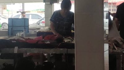 俞小珊：中国非法小贩抢滩 . 市政局将采取行动